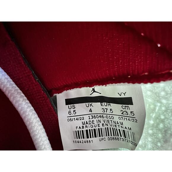 DS Air Jordan 11 Varsity Red Cherry 2022 US Youth Size 6.5 Football performance - Picture 6 of 13